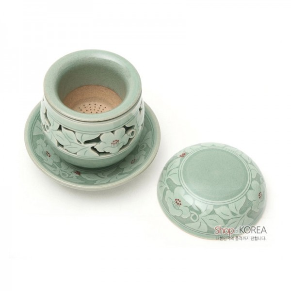 투각무궁화 2인다기세트 - 무궁화 꽃의 아름다움이 투각으로 인해 더욱 돋보이는 청자 다기잔 제품입니다.