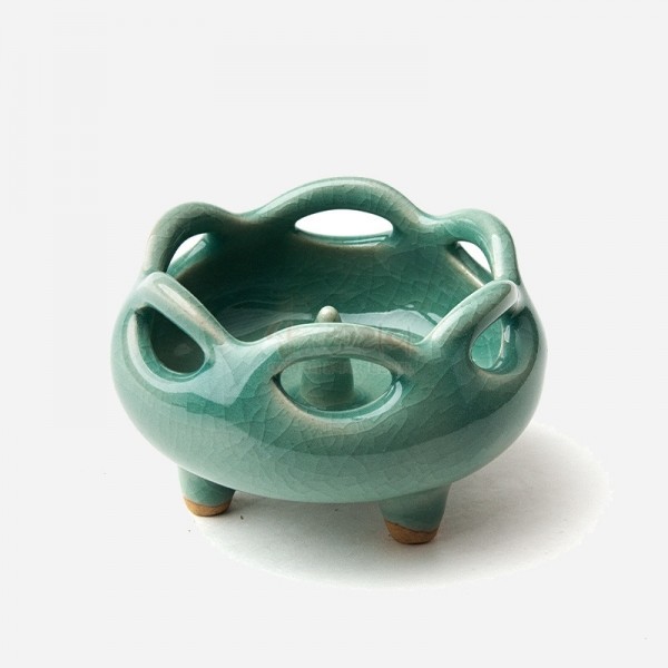 작은 투각촛대 - 촛대 청자 투각으로 멋을 낸,  비색이 더욱 아름다운답게 느껴지는 제품