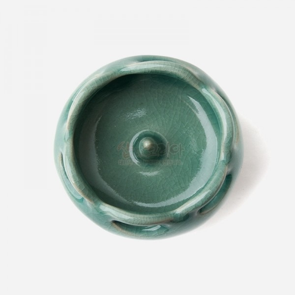 작은 투각촛대 - 촛대 청자 투각으로 멋을 낸,  비색이 더욱 아름다운답게 느껴지는 제품