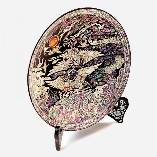 나전칠기 오브제-쟁반 정원속 쌍학 - 자개를 이용하여 소나무와 쌍학의 모습을 담은 소형 나전칠기 원형쟁반 입니다. 고급 받침이 함께 제공됩니다.