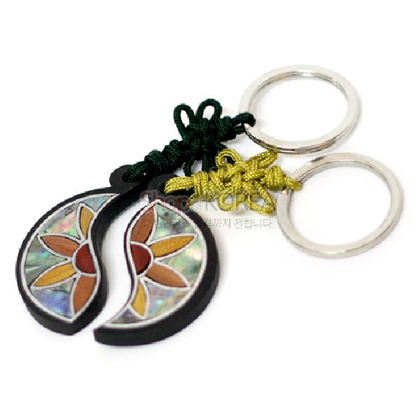 흑단열쇠고리-연꽃쌍[자개] - 전통의 연꽃 무늬를 디자인한 제품